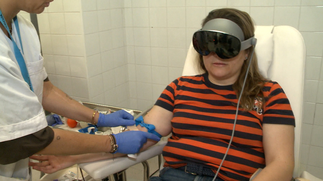 Gafas de realidad virtual para combatir el miedo al pinchazo al donar sangre
