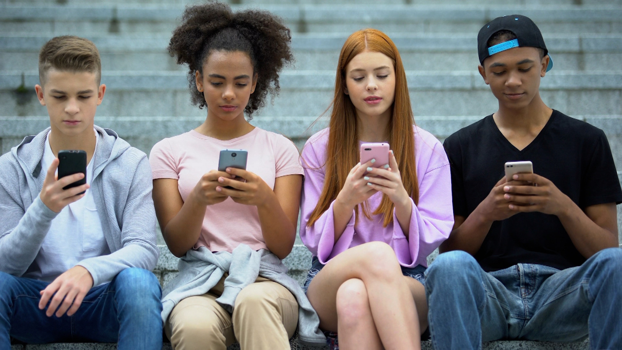 La Unión Europea prohibirá el acceso a las redes sociales a los menores de 13 años
