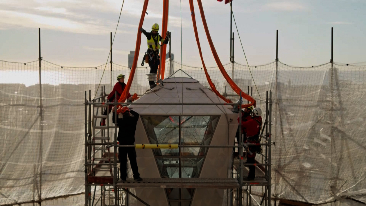 El sello del Bierzo corona la Sagrada Familia con una cruz transitable a 176 metros
