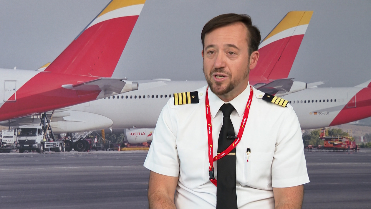 El piloto del Papa en su viaje a Barcelona: Es un honor y un regalo